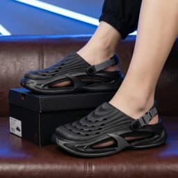 New hole shoes for men in summer, thick soled, non slip, breathable driving sandals, durable and fashionable beach shoes