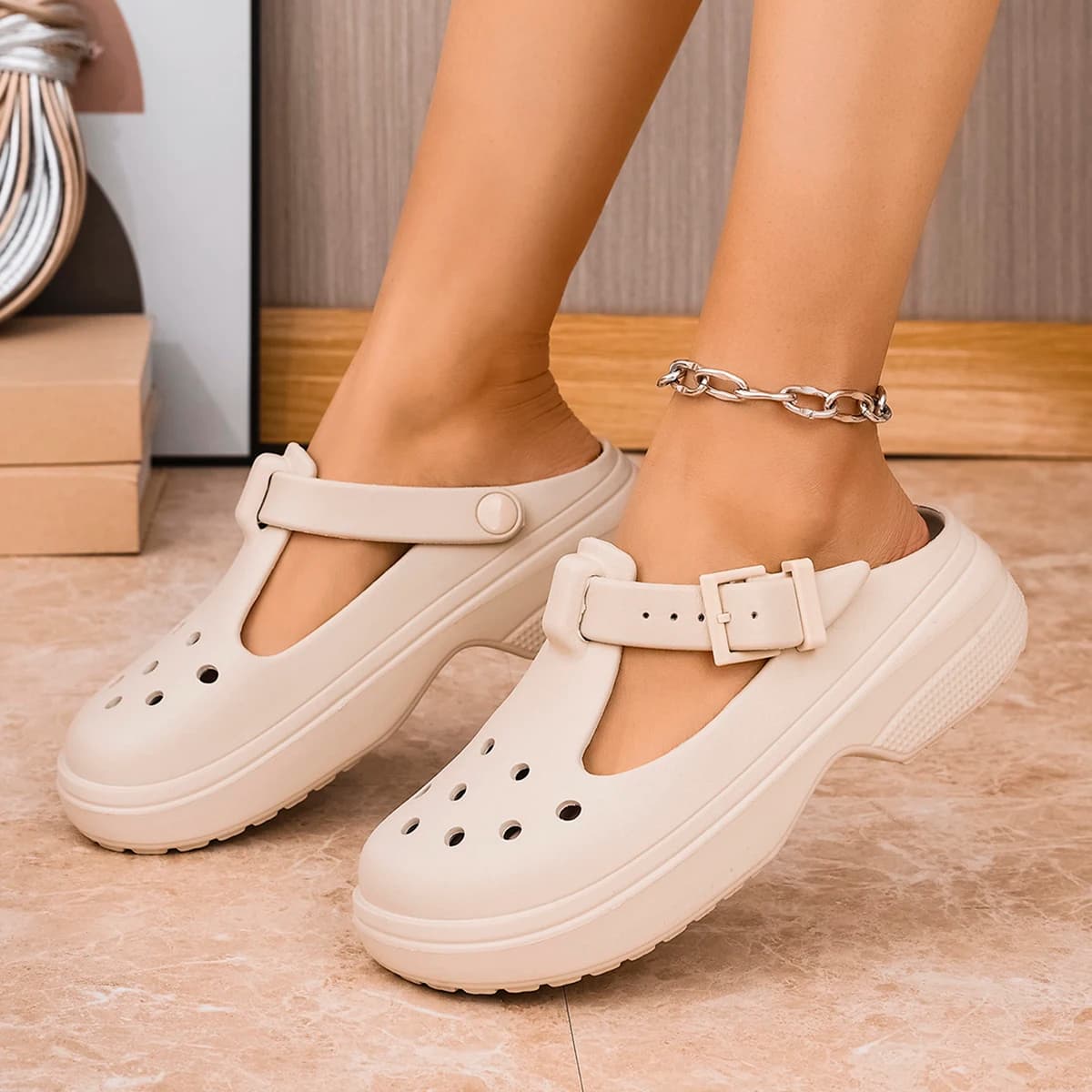 A Pair of New Women's Slippers, Wear-Resistant, Non-Slip, Sporty, Comfortable, Simple and Fashionable Women's Shoes for Outdoor Wear