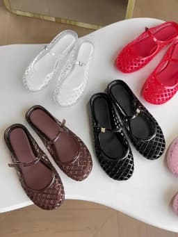 Hollow out jelly shoes with a single toe cap, half trailer, crystal shoes, one foot kick, perforated sandals