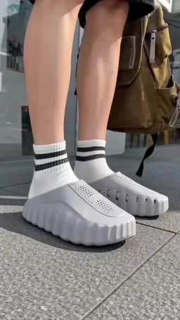 New Men's Slippers Outdoor Soft Thick Sole Slides Breathable Sandals Non-Slip Bathroom Slippers Lightweight Summer Beach Sandals