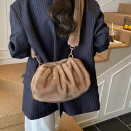 New Comfortable Versatile Texture Top Clutch Bag Women Winter Fluffy Cloud Crossbody Bag Retro Furry Commuting Storage Bag