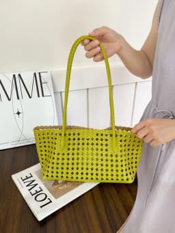 2026 New Fashion Hollow Out Woven Tote Bag for Women Large Capacity Commute Single Shoulder Handbag for Summer