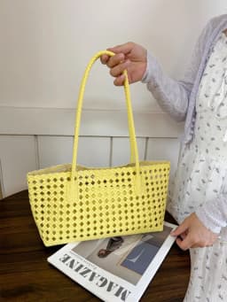 2026 New Fashion Hollow Out Woven Tote Bag for Women Large Capacity Commute Single Shoulder Handbag for Summer