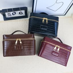 Customized Name PU Leather Crocodile-Patterned Multi-Zone Storage Large Capacity Portable Travel Handbag Makeup Bag Toiletry Bag