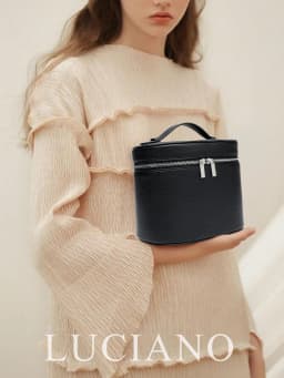 Light luxury, simple and portable handheld storage bag, large capacity makeup storage bag