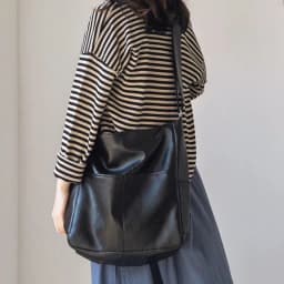 The Neutral Color Bags Are Suitable for Daily Commuting and Going to School They Include Single-Shoulder Bags and Tote Bags.