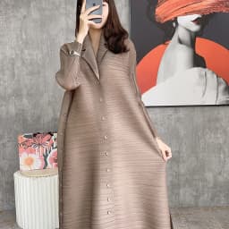2024 Spring New Three Mansion Pleated Dress Lower Neck Single Chest Loose Temperament High Grade Khaki Long Women's Wear