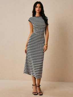 Elegant Sleeveless Knit Women's Long Dress with Round Neck and Color - Blocked Stripes for Fashionable and Casual Wear