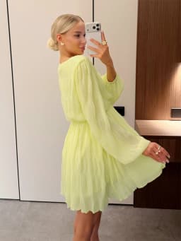 Wolfeel 2026 New Series Women's Pleated Short Skirt Spring and Autumn Round Neck Button Up Dress Suitable for Daily Street Wear