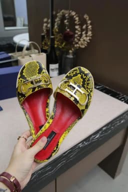 CH 2025 Summer New Women's Leisure Sandals Women's Slippers Simple Solid Colour Design Daily Style Fashion Women's Slippers