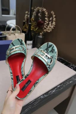 CH 2025 Summer New Women's Leisure Sandals Women's Slippers Simple Solid Colour Design Daily Style Fashion Women's Slippers