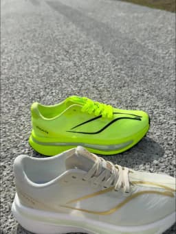 Professional racing shoes, lightweight, breathable, cushioned, Chunta rebounding, mesh surface, shock-absorbing, lightweight