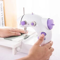 Mini Sewing Machine, Portable Sewing Machine with Light, Electric Sewing Machine, Easy to Use for Beginners and DIYers