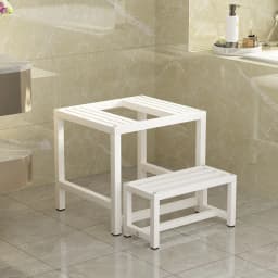 The toilet seat is changed to a squatting toilet squatting pit artifact. The toilet seat is changed to a squatting toilet