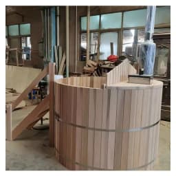 Large Solid Wood Outdoor Hot Tub, Round Bathtub, 6-Person Hot Tub Made of Fired Wood