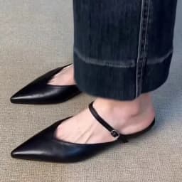 2026 New Style Pointed Toe Thick Heel Mule Shoes French Retro Single Buckle Strap Fashion Open Toe Low Heel Shoes