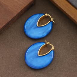 Fashionable and exquisite design, atmospheric resin earrings, simple, fresh and high-end holiday style earrings for women