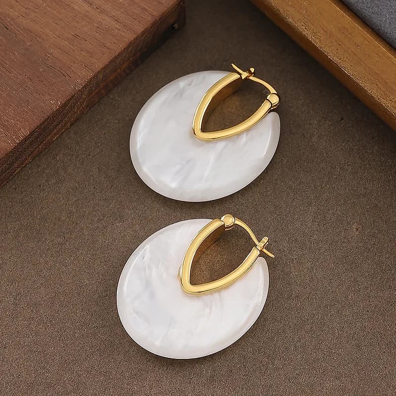 Fashionable and exquisite design, atmospheric resin earrings, simple, fresh and high-end holiday style earrings for women