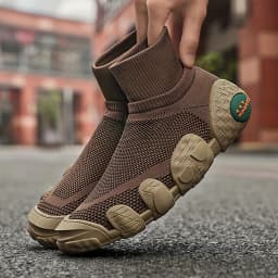 Men's Breathable Knit Running Shoes, a pair of men's outdoor casual sneakers for spring and summer, sizes 39–46