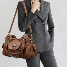Retro Punk Women Crossbody Bag Metal Chain Multi Pocket Large Capacity PU Adjustable Strap Shoulder Bag for Commute Shopping