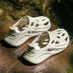 Soft Thick Bottom Non Slip Outdoor Slippers Men Summer 2026 Breathable Hollow Out Clogs Man Waterproof EVA Water Shoes Sneakers