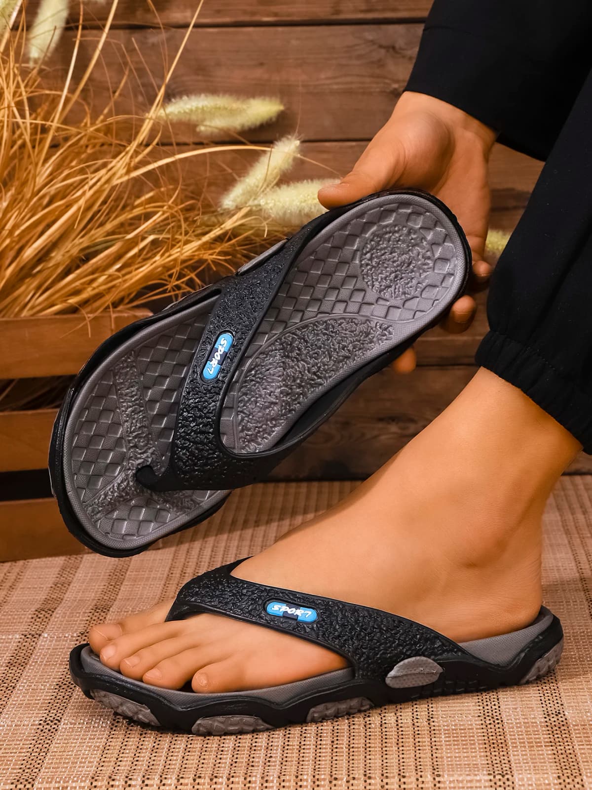 Men's New Summer Style Classic Simple Solid Color Couple's Casual Eva One-Piece Flat Slip-On Beach Flip-Flops with Hollow Breathable Design, Suitable for Outdoor and Home Use, Comfortable and Lightweight