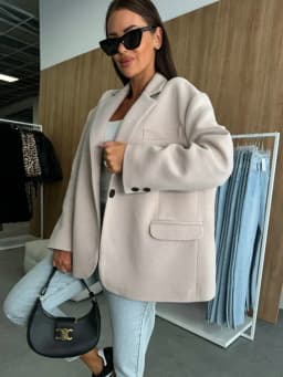 Oversized Single Breasted Blazer With Notched Lapel Chest Pocket And Flap Pockets Ideal For Office Wear Formal Events And Chic S