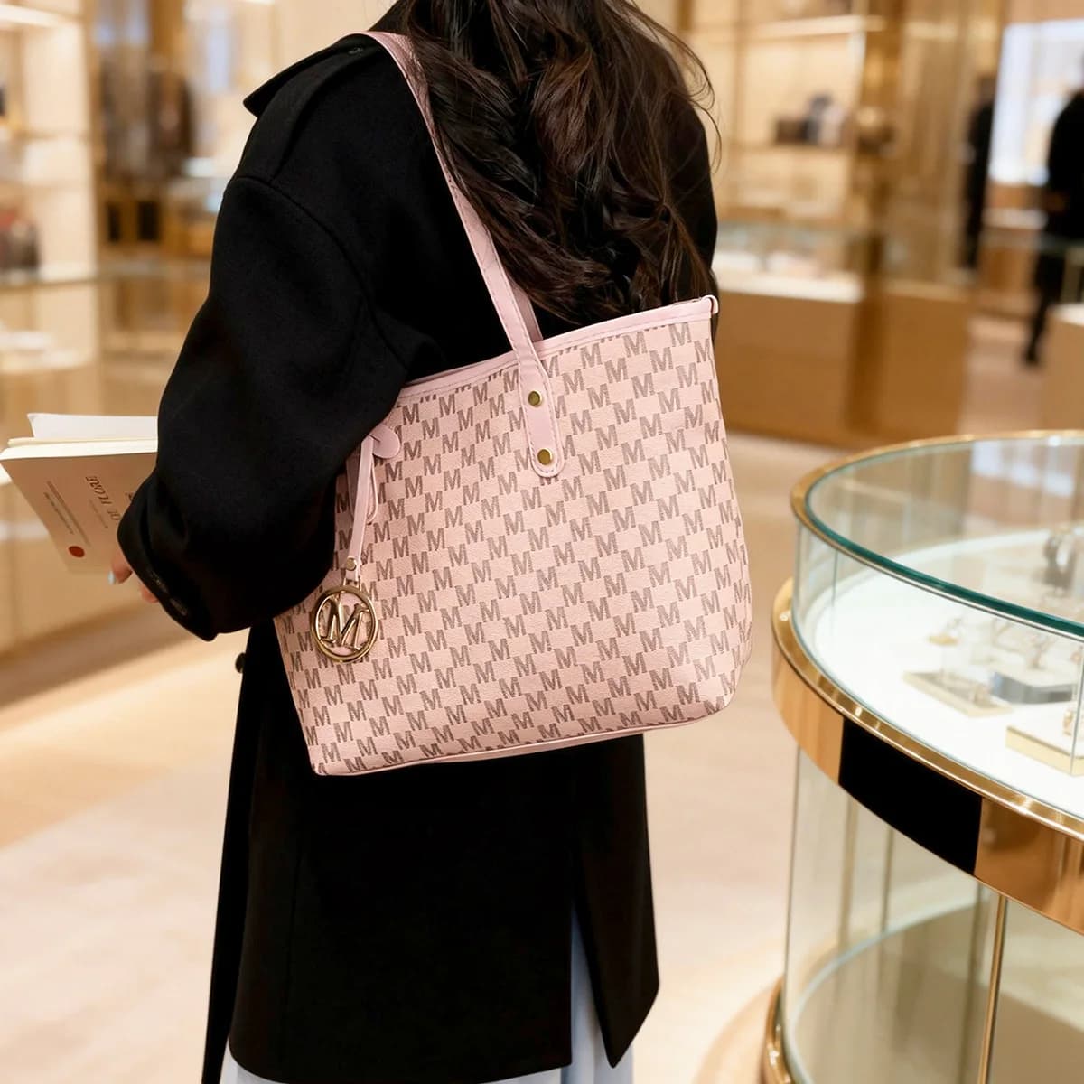 Fashion M Letter Print Tote Bag PU Letter Pendant Large Capacity Handbag Water Resistant Shoulder Bag for Commuting Shopping