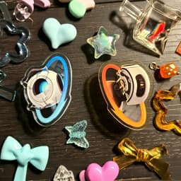 Portal Keychain – Wheatley & GLaDOS 1.5” Acrylic Pin| Cute Cartoon Game Pendant, Fan Art Merchandise for Portal Fans