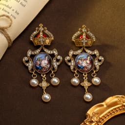 A Pair of Vintage Court-Style Fashion Earrings with White Rhinestones and Glass Inlays, Featuring a Crown and King Print, Suitable for Attending Banquets, Vacations, and Music Festivals, as a Gift for Women