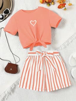 Printed girls' summer set, short sleeved T-shirt paired with casual shorts, stylish design, suitable for outdoor activities.