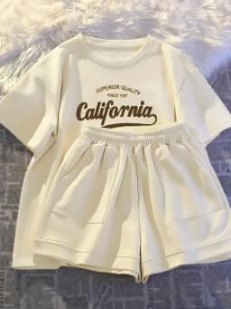 Printed girls' summer set, short sleeved T-shirt paired with casual shorts, stylish design, suitable for outdoor activities.