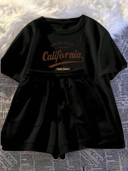 Printed girls' summer set, short sleeved T-shirt paired with casual shorts, stylish design, suitable for outdoor activities.