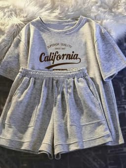 Printed girls' summer set, short sleeved T-shirt paired with casual shorts, stylish design, suitable for outdoor activities.