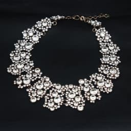 Short pearl fake collar necklace with diamonds. Fashionable retro pearl flowers. Wedding jewelry necklace.