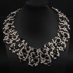 Short pearl fake collar necklace with diamonds. Fashionable retro pearl flowers. Wedding jewelry necklace.