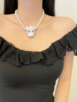 Elegant Enamel Leopard Pendant Necklace for Women Luxury High-End Queen Style Beaded Clavicle Chain Daily Party Accessory