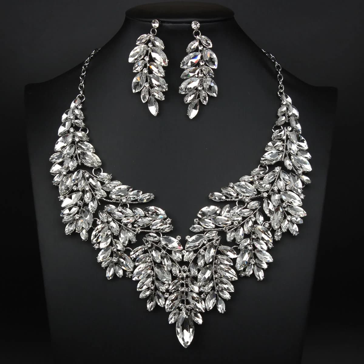 Luxurious artificial crystal necklace and earrings set for women's formal evening gown as a gift for the wife