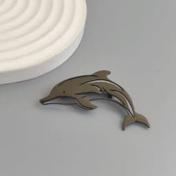 Original design hollow dolphin gold-plated stainless steel brooch, waterproof and non-fading brooch, suit accessories