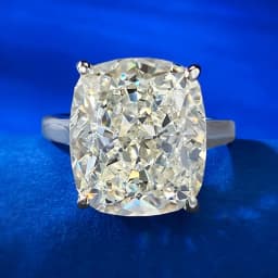 Exquisite and super sparkling fat rectangular high carbon diamond ring, 6-carat G color, slightly yellow wedding ring for women