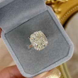 Exquisite and super sparkling fat rectangular high carbon diamond ring, 6-carat G color, slightly yellow wedding ring for women