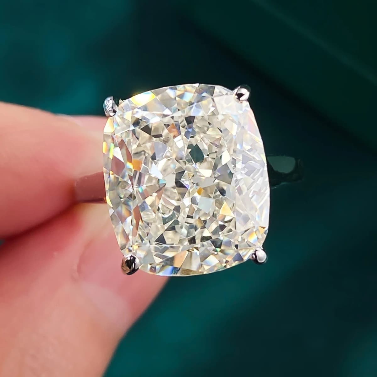 Exquisite and super sparkling fat rectangular high carbon diamond ring, 6-carat G color, slightly yellow wedding ring for women