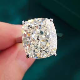 Exquisite and super sparkling fat rectangular high carbon diamond ring, 6-carat G color, slightly yellow wedding ring for women