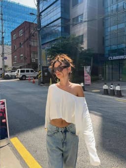 Women's Vintage 2000s White Long Sleeve Off-Shoulder Crop Top Streetwear Casual Harajuku Style Loose T-Shirt for Autumn