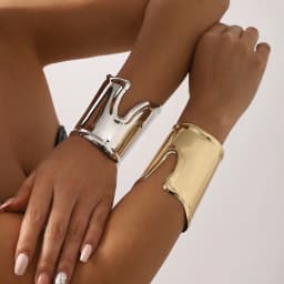 Exaggerated wide geometric metallic open bracelet, fashionable and stylish irregular design hand accessory