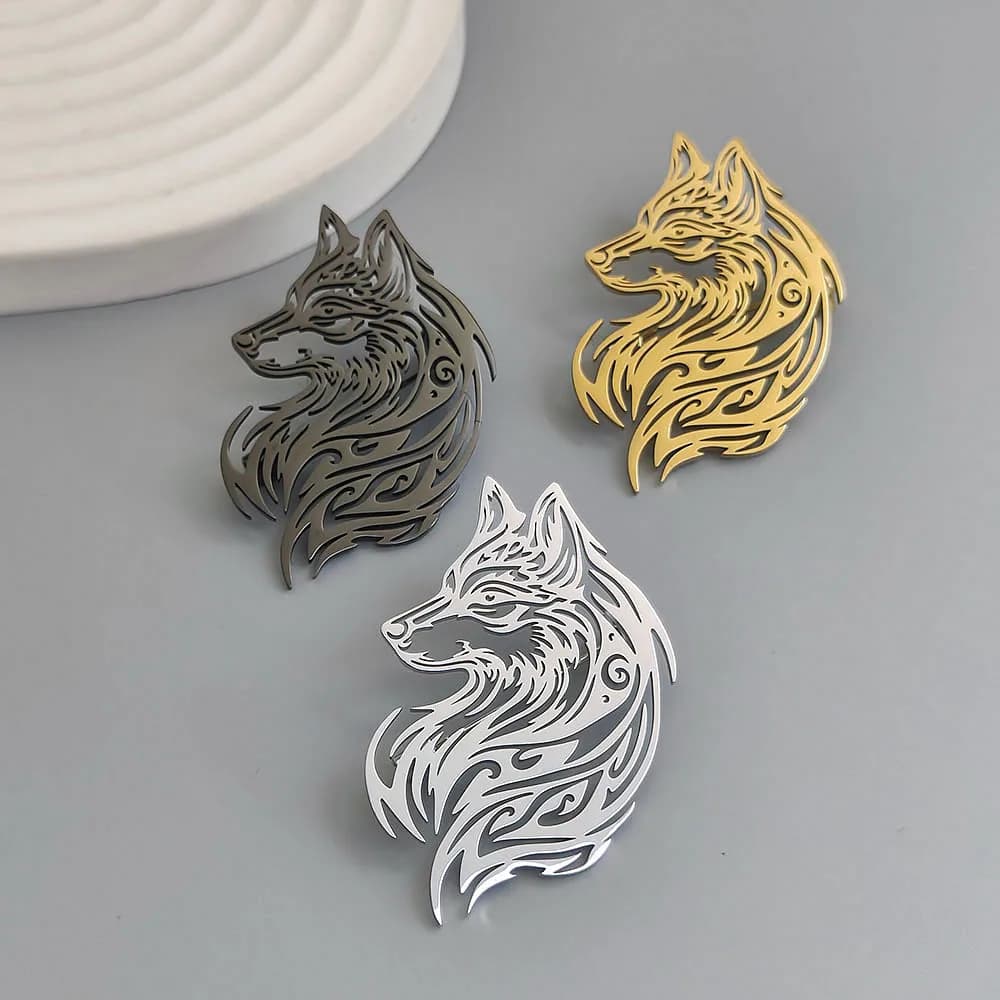 Original design hollow wolf head gold-plated stainless steel brooch, waterproof and non-fading pin, suit accessories