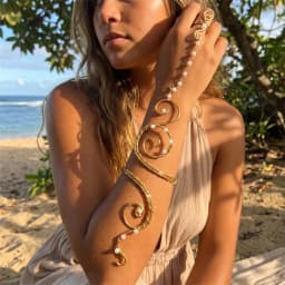 Spiral Arm Cuff Connected Ring for Women Alloy Pearl Beach Wrap Festival Goddess Warm Radiant Statement Hand Chain Jewelry Gifts