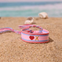 2024 New 26 Embroidery Initial Letters Handwoven Heart Bracelet For Women Summer Beach Pink Friendship Lovers Bracelet