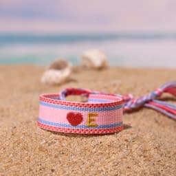 2024 New 26 Embroidery Initial Letters Handwoven Heart Bracelet For Women Summer Beach Pink Friendship Lovers Bracelet