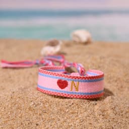 2024 New 26 Embroidery Initial Letters Handwoven Heart Bracelet For Women Summer Beach Pink Friendship Lovers Bracelet